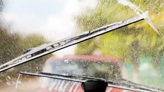 Les Balais D'essuie-glace Fonctionnent Lors Du Nettoyage Du Pare-brise  D'une Voiture