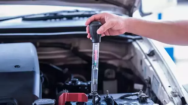 Comment tester une batterie de voiture sans multimètre ? | Carglass®