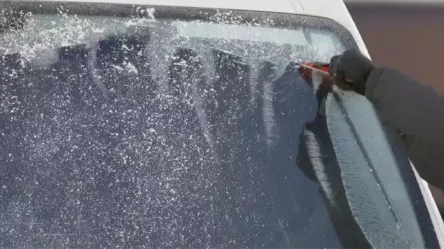 Empêcher Le Gel Sur Le Parebrise De Voiture Avec La Feuille