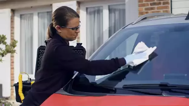 Le Pare-brise De La Voiture était Couvert De Givre à L'intérieur