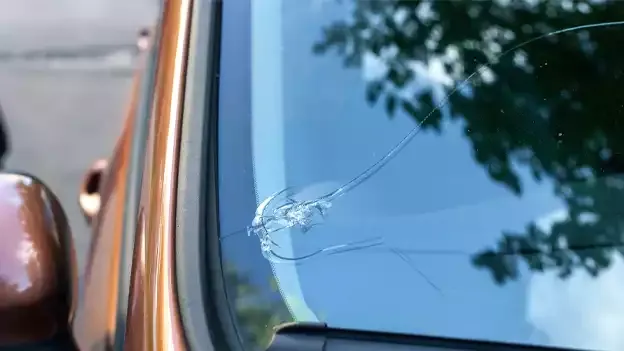 5787-rouler-pare-brise-fissure-danger-impact