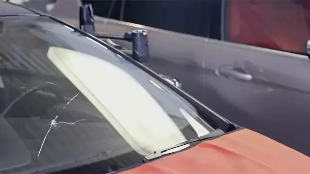 6255-arreter-fissure-pare-brise-impact-voiture