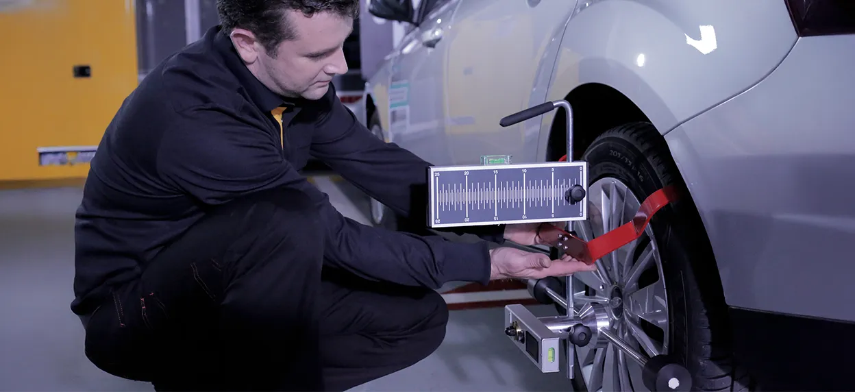 technicien-qui-recalibre-le-pare-brise-d-une-voiture