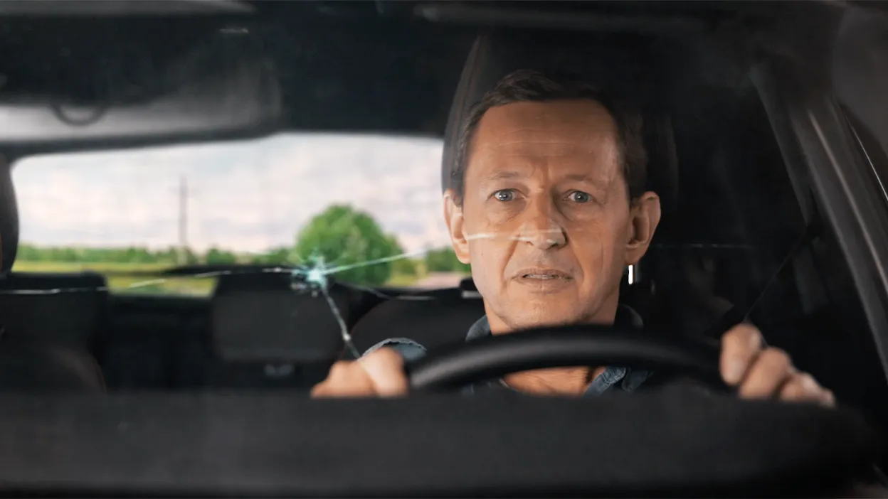 pare-brise-fissure-conducteur-au-volant