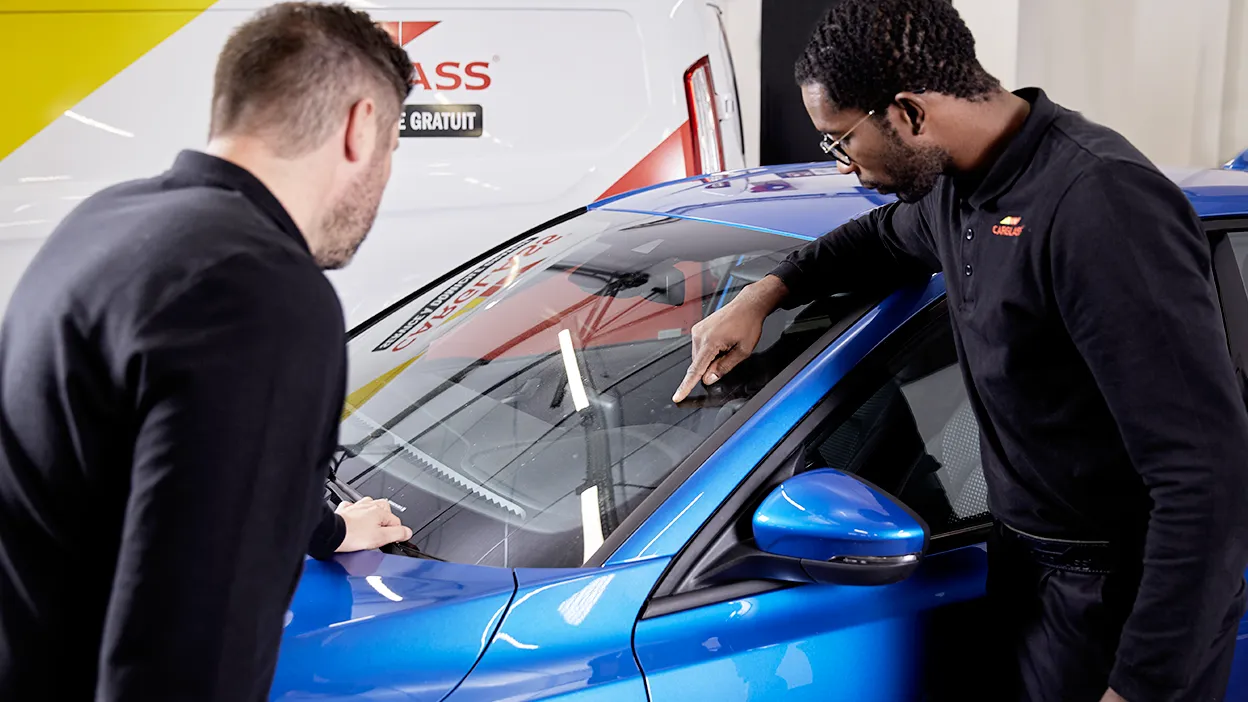 technicien-carglass-diagnostique-un-impact-sur-pare-brise