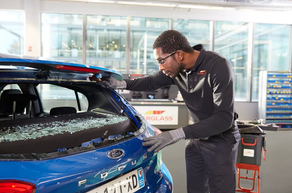 technicien-carglass-qui-repare-une-vitre-cassee